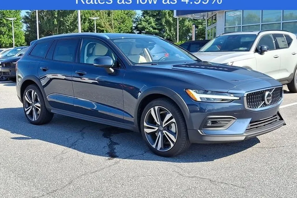 2024 Volvo V60 Cross Country B5 AWD Plus photo 1