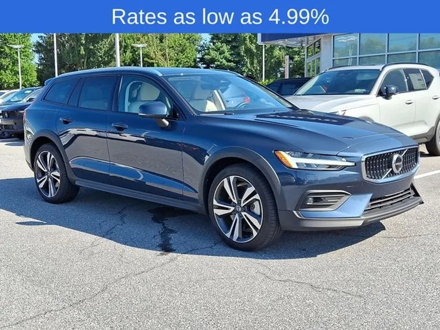 2024 Volvo V60 Cross Country B5 AWD Plus photo 1