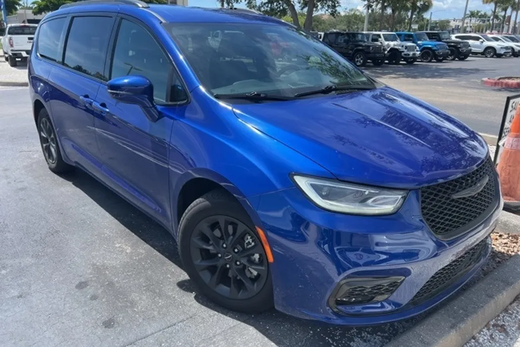 2021 Chrysler Pacifica Touring photo 1