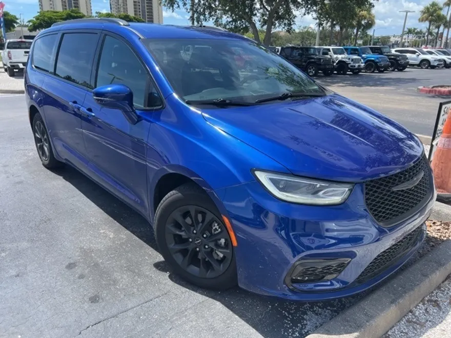2021 Chrysler Pacifica Touring photo 1
