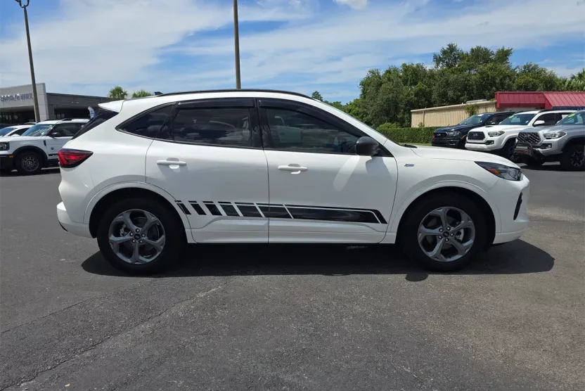 2024 Ford Escape ST-Line photo 1