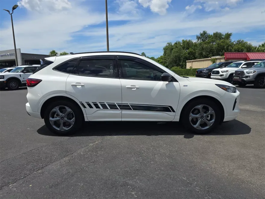 2024 Ford Escape ST-Line photo 1