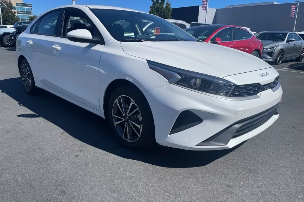 2023 Kia Forte LXS photo 1