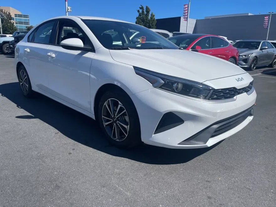 2023 Kia Forte LXS photo 1