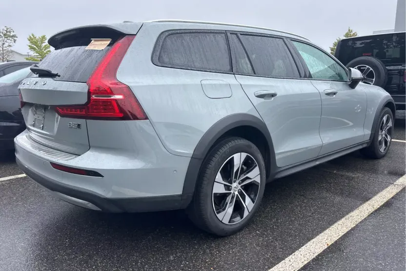 2024 Volvo V60 Cross Country B5 Plus photo 1