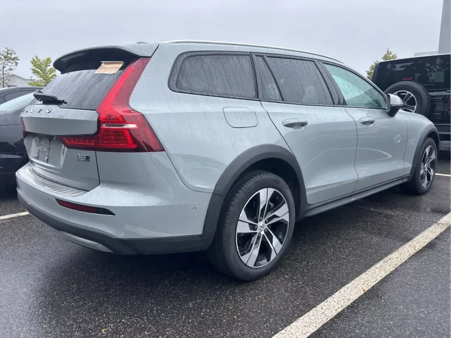 2024 Volvo V60 Cross Country B5 Plus photo 1
