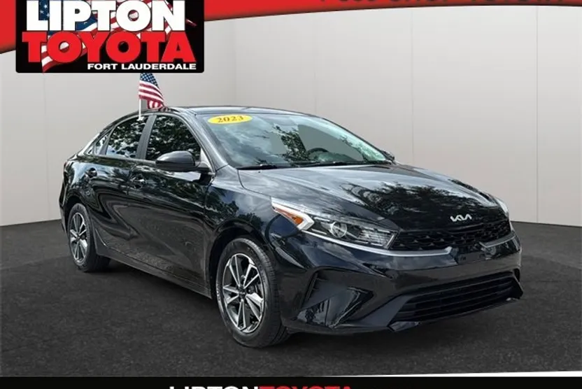 2023 Kia Forte LXS photo 1