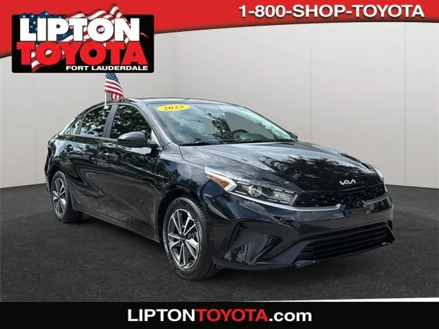 2023 Kia Forte LXS photo 1