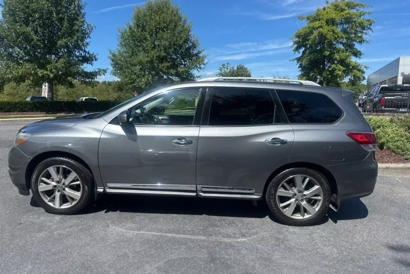 2016 Nissan Pathfinder Platinum photo 1
