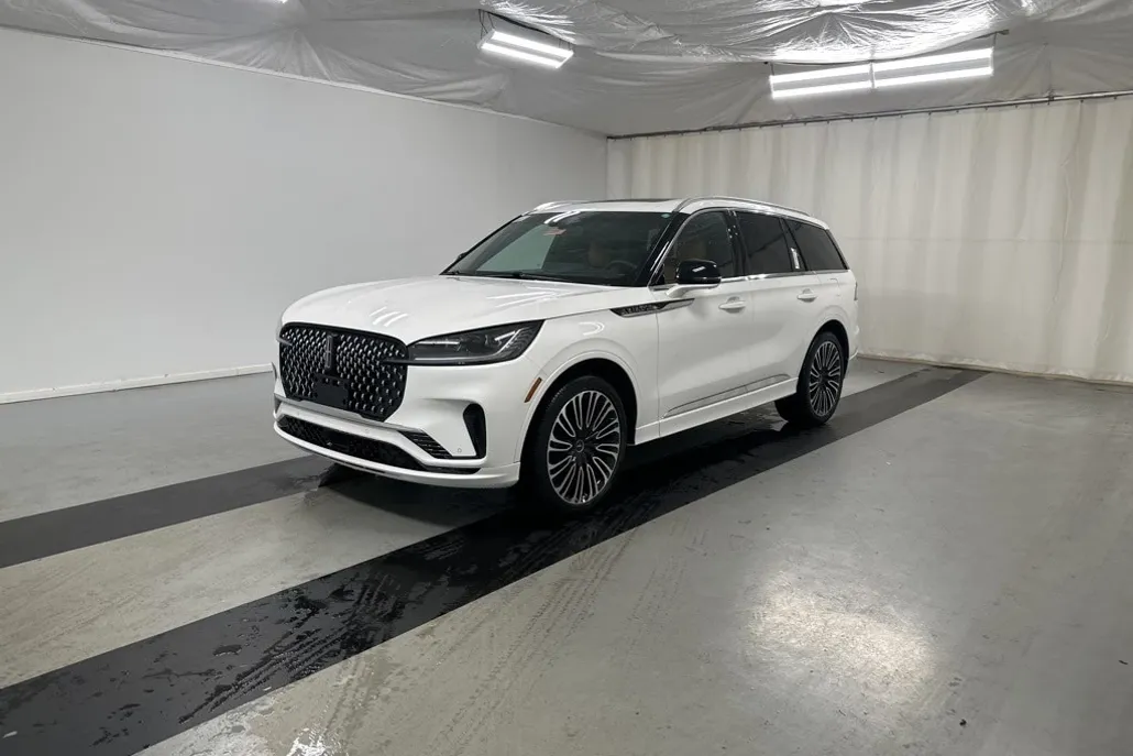 2025 Lincoln Aviator Black Label photo 1