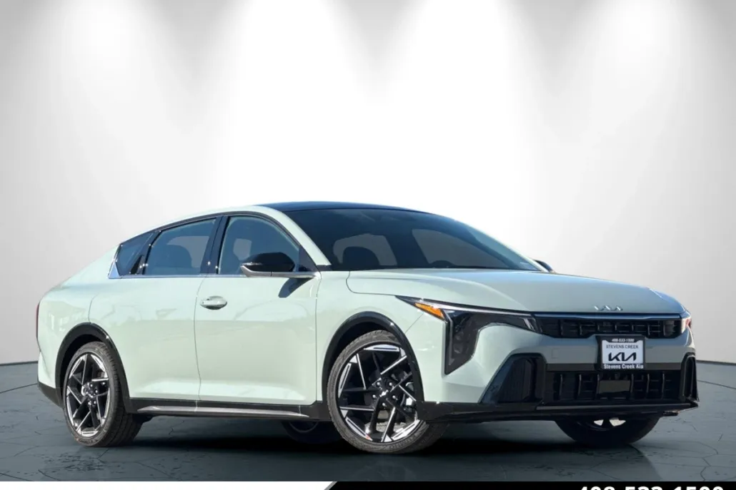 2025 Kia K4 GT-Line photo 1