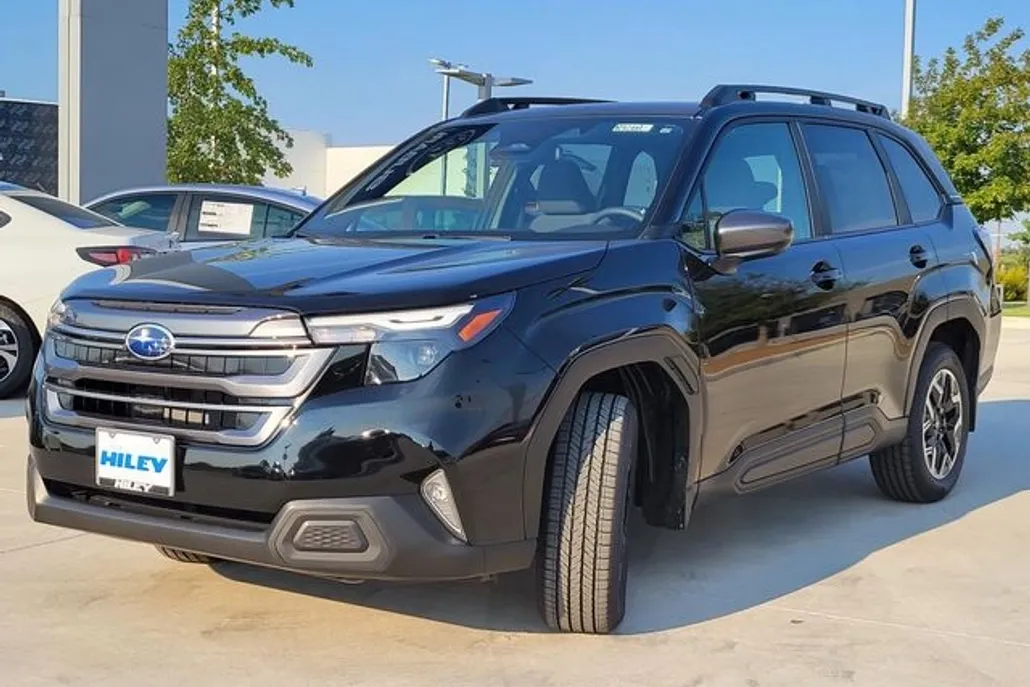 2025 Subaru Forester Premium photo 1