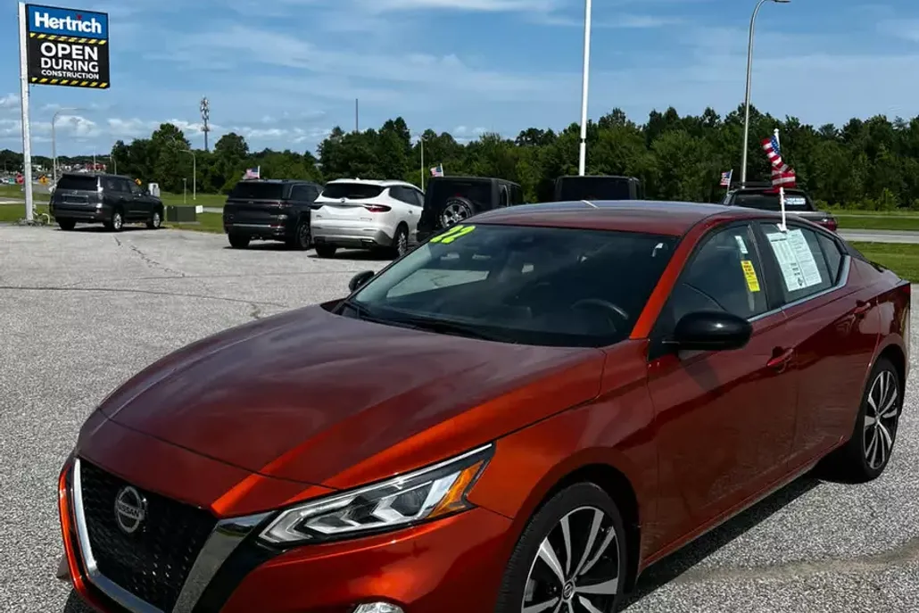 2022 Nissan Altima 2.5 SR photo 1