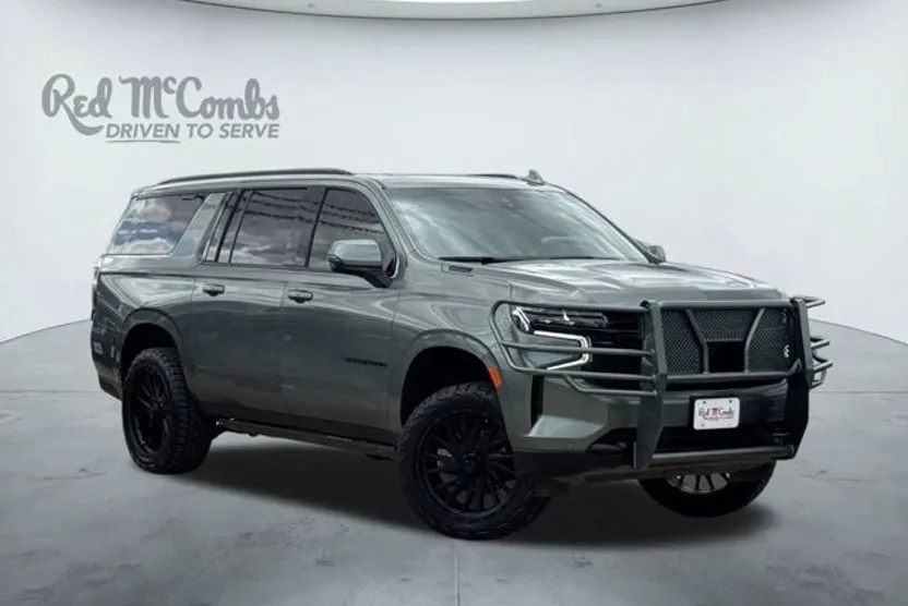 2023 Chevrolet Suburban LT photo 1