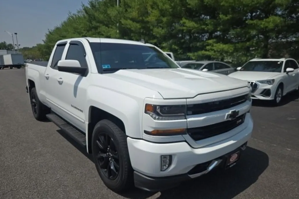 2017 Chevrolet Silverado 1500 LT photo 1