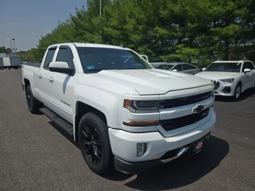 2017 Chevrolet Silverado 1500 LT photo 1