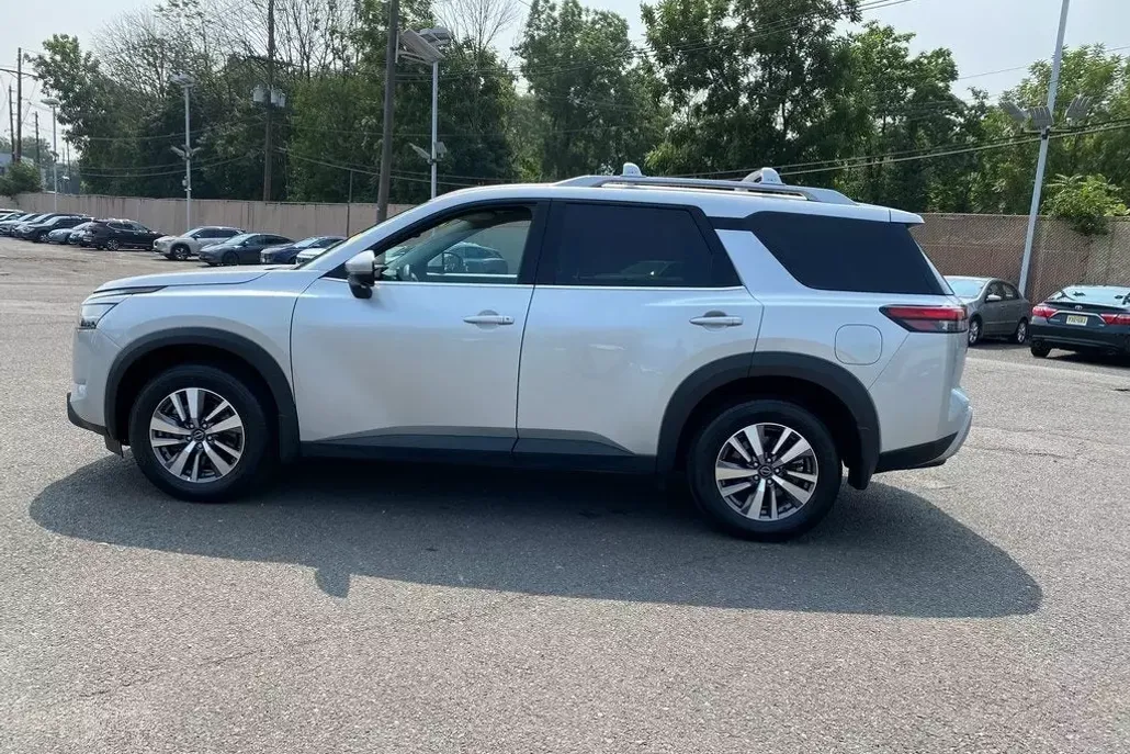 2022 Nissan Pathfinder SL photo 1