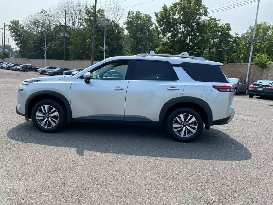 2022 Nissan Pathfinder SL photo 1