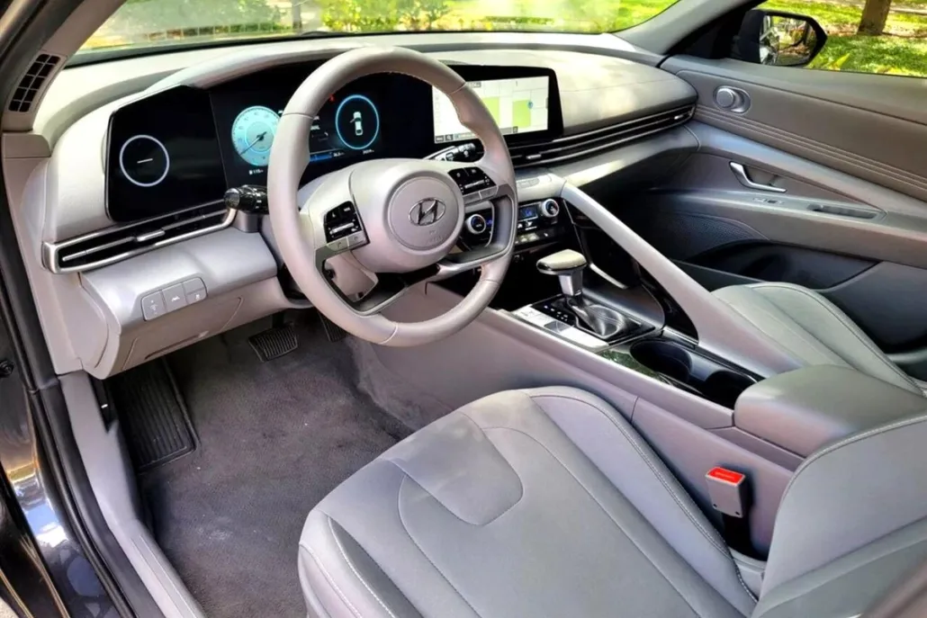 2023 Hyundai Elantra SEL photo 1