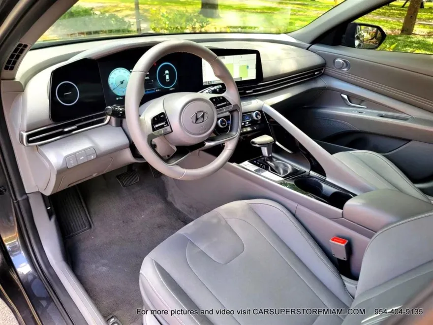 2023 Hyundai Elantra SEL photo 1