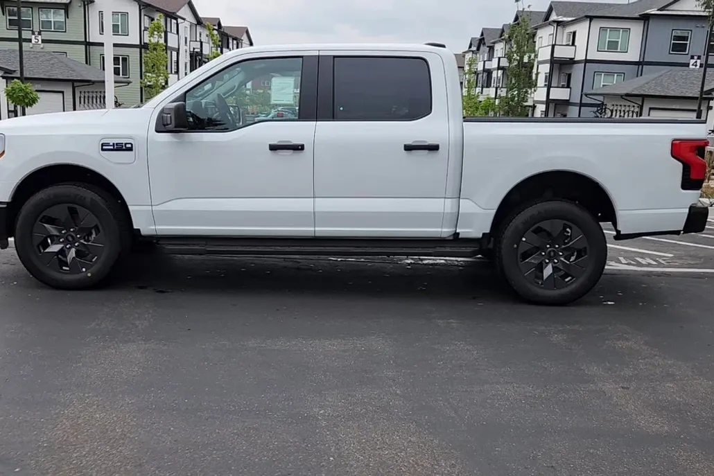 2025 Ford F-150 Lightning photo 1