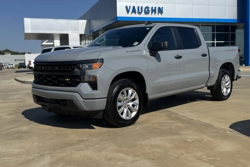 2025 Chevrolet Silverado 1500 Custom photo 1