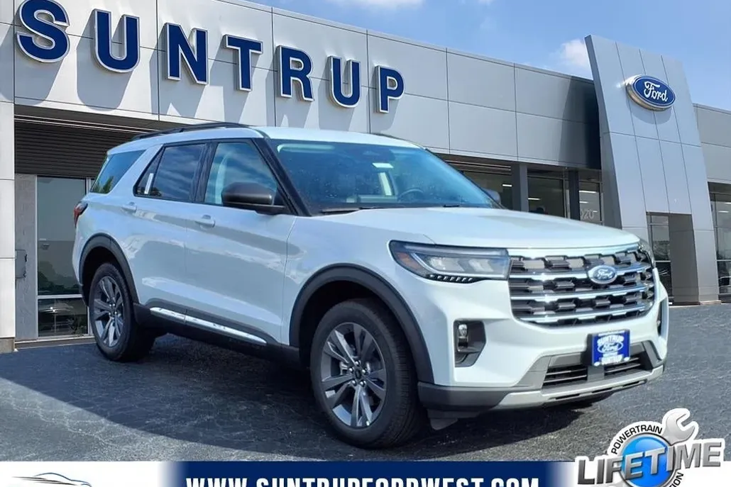 2025 Ford Explorer photo 1
