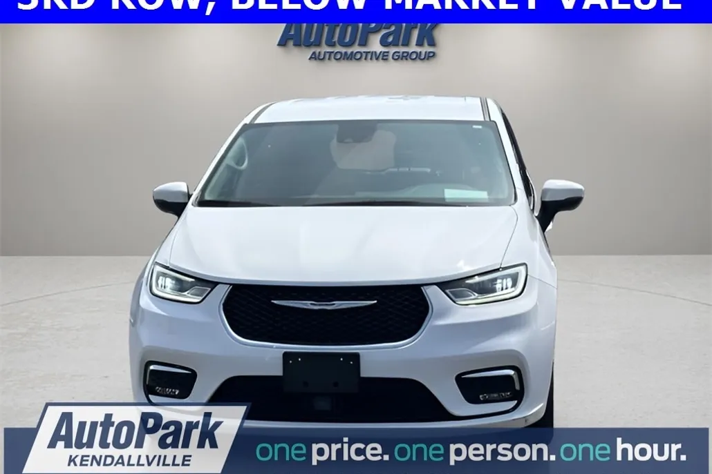 2023 Chrysler Pacifica Touring L photo 1