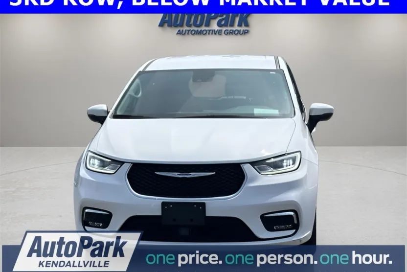 2023 Chrysler Pacifica Touring L photo 1