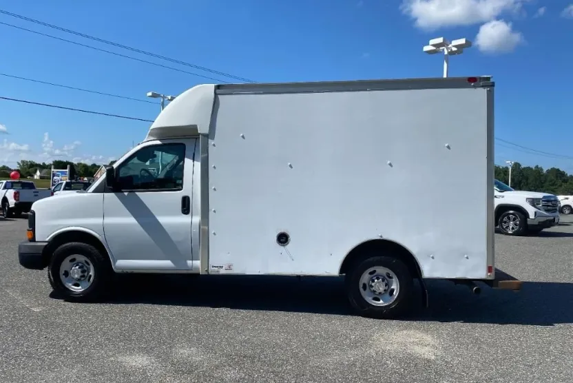 2014 Chevrolet Express Cutaway 3500 Base photo 1