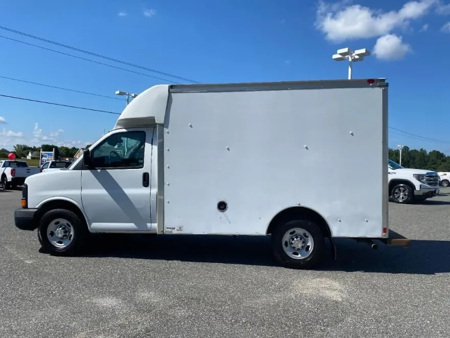 2014 Chevrolet Express Cutaway 3500 Base photo 1