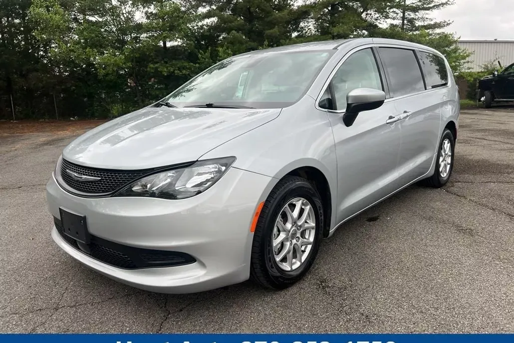 2023 Chrysler Voyager LX photo 1