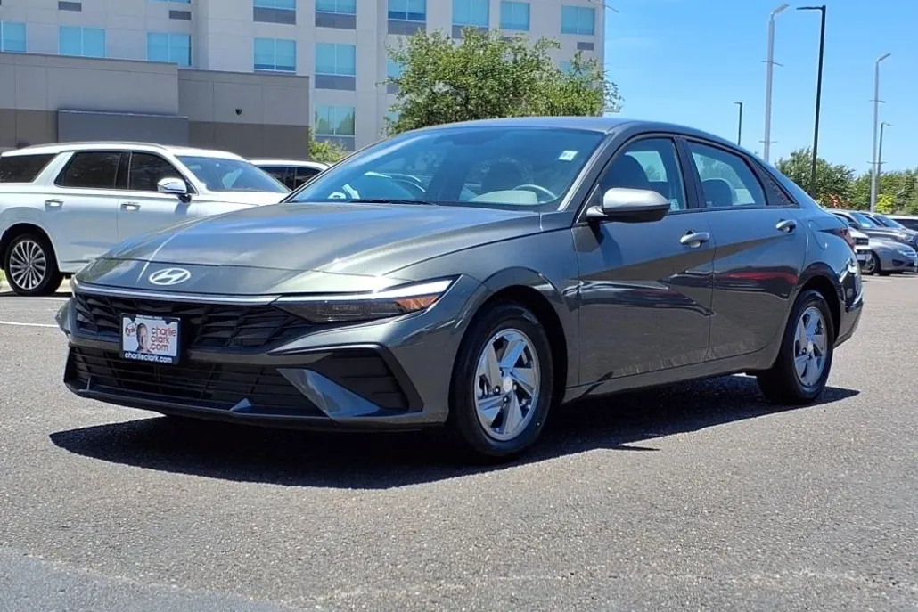 2025 Hyundai Elantra SE photo 1