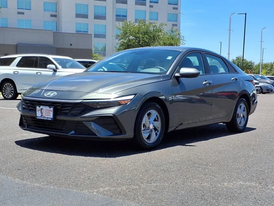 2025 Hyundai Elantra SE photo 1