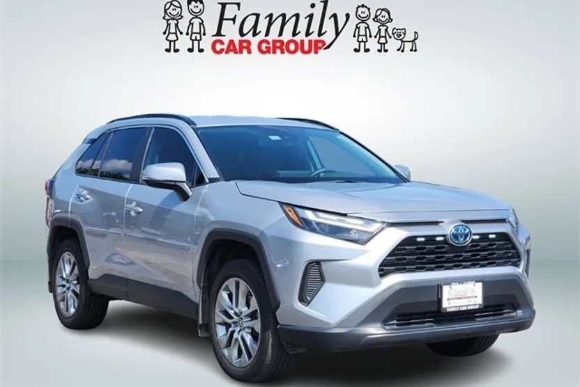 2024 Toyota RAV4 Hybrid XLE photo 1
