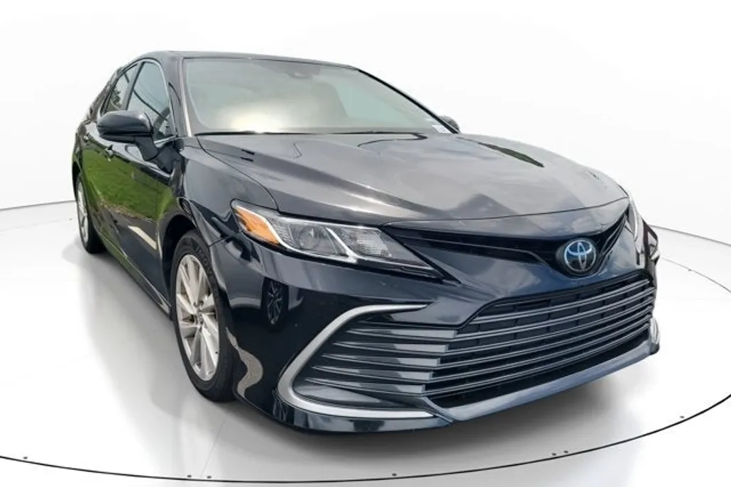 2023 Toyota Camry LE photo 1
