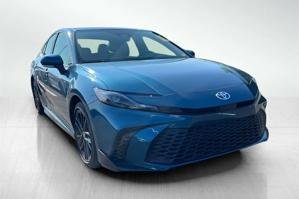 2025 Toyota Camry SE Hybrid photo 1