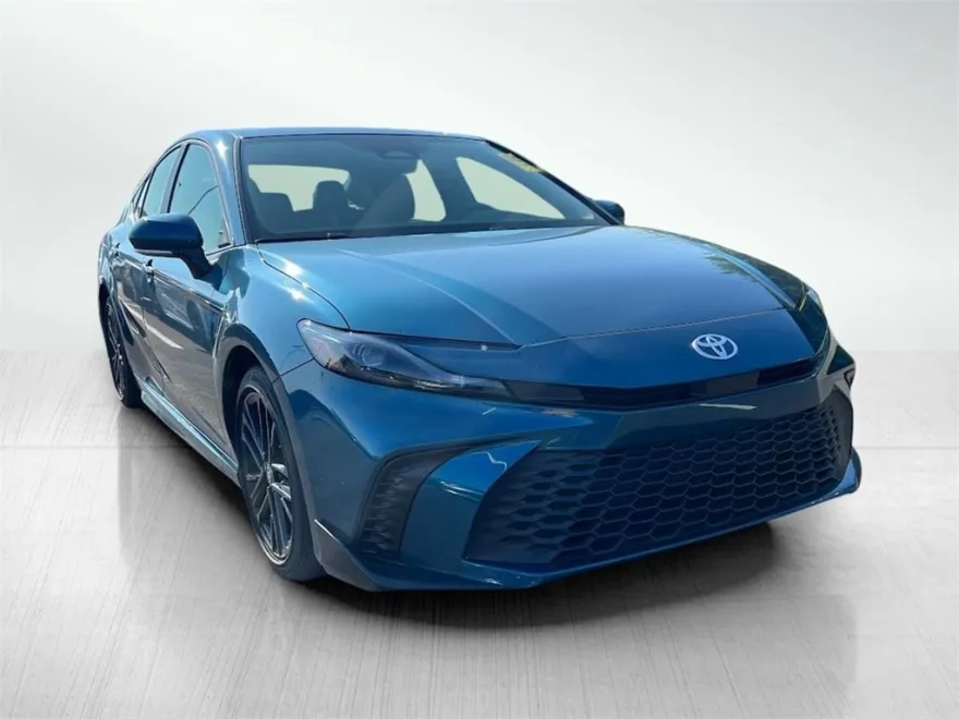 2025 Toyota Camry SE Hybrid photo 1