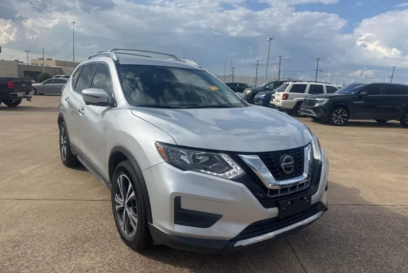 2019 Nissan Rogue SV photo 1