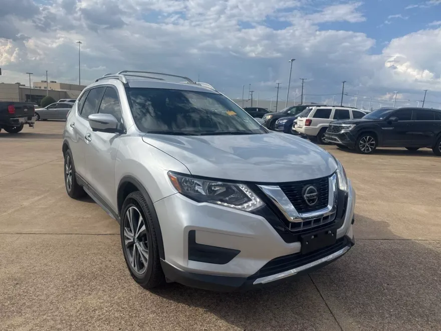 2019 Nissan Rogue SV photo 1