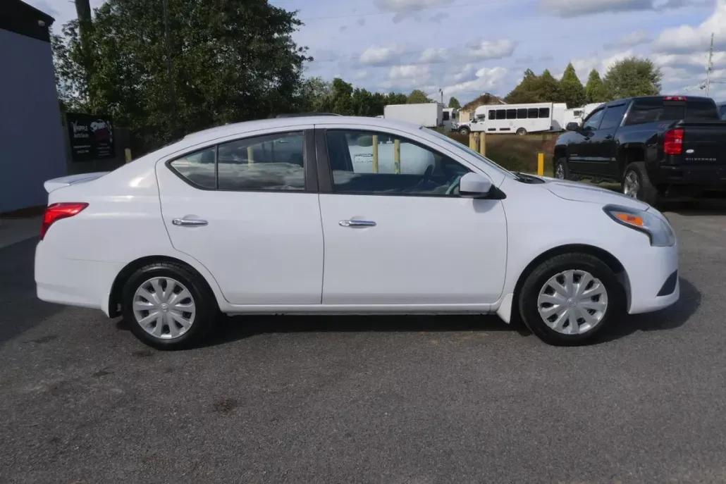 2016 Nissan Versa SV Sedan photo 1