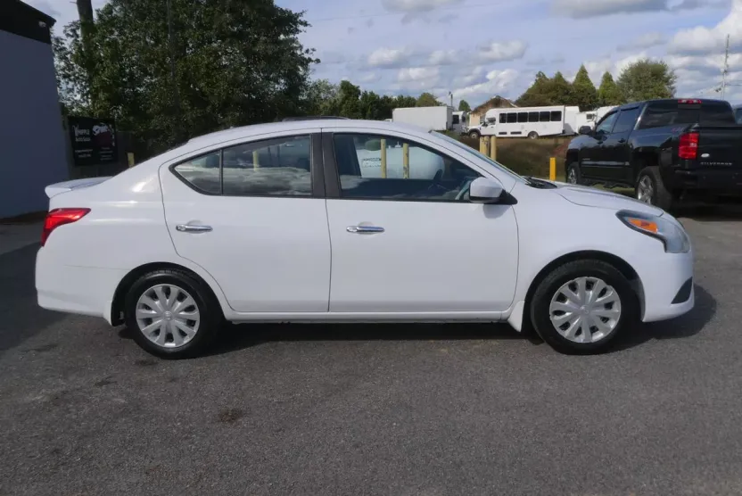 2016 Nissan Versa SV Sedan photo 1