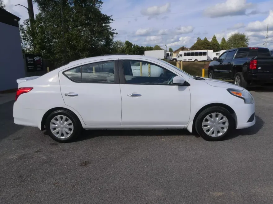2016 Nissan Versa SV Sedan photo 1