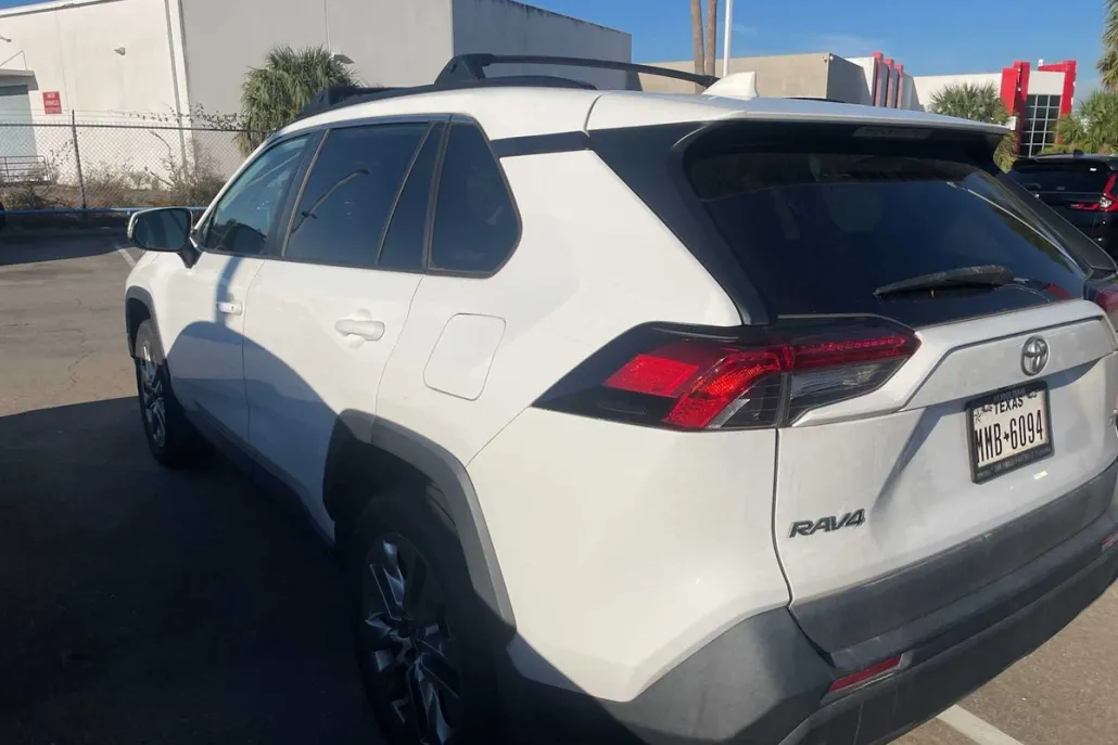 2019 Toyota RAV4 XLE Premium photo 1