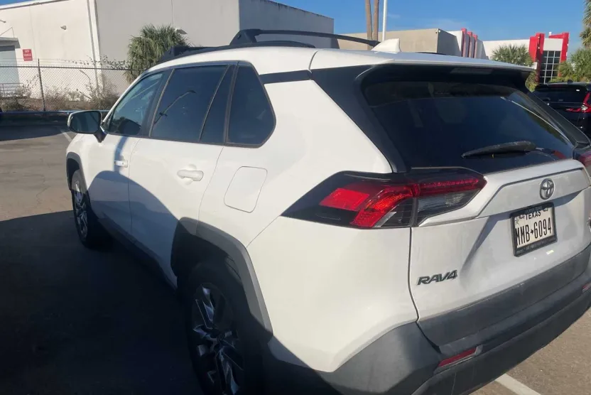 2019 Toyota RAV4 XLE Premium photo 1
