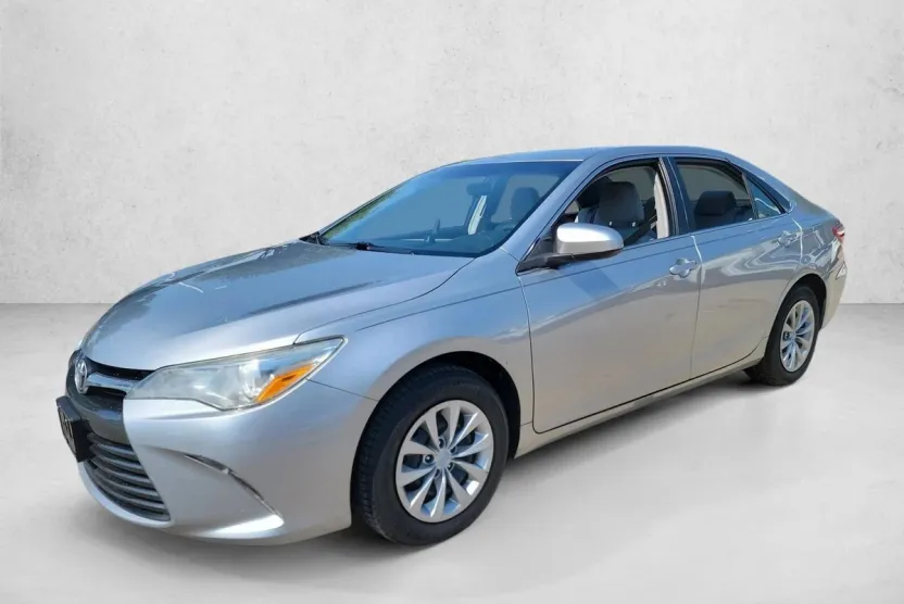 2017 Toyota Camry LE photo 1