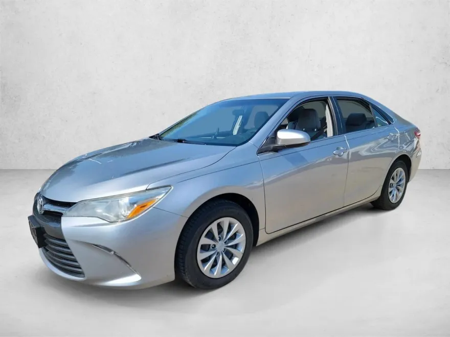 2017 Toyota Camry LE photo 1