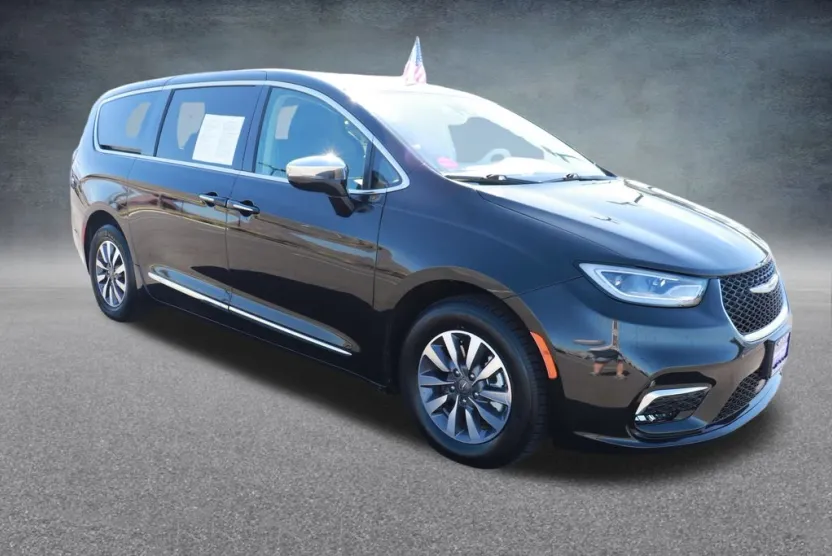 2023 Chrysler Pacifica Hybrid Limited photo 1