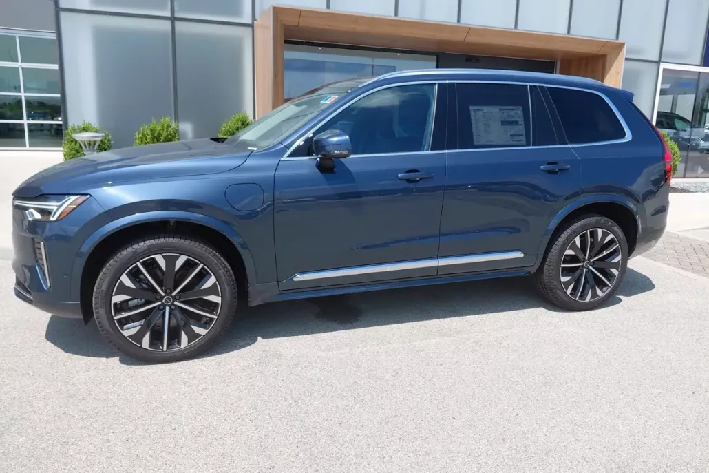 2025 Volvo XC90 T8 Plus photo 1