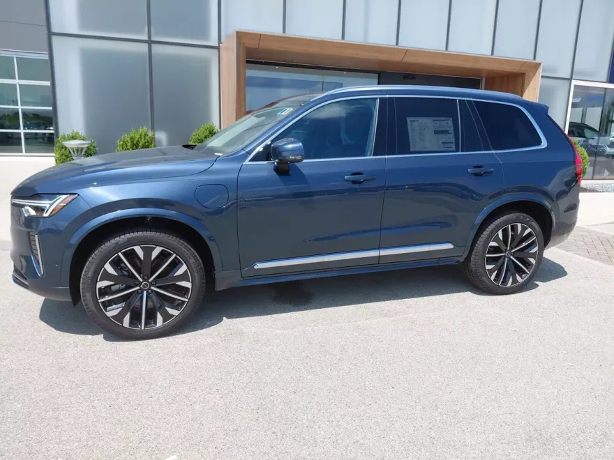 2025 Volvo XC90 T8 Plus photo 1